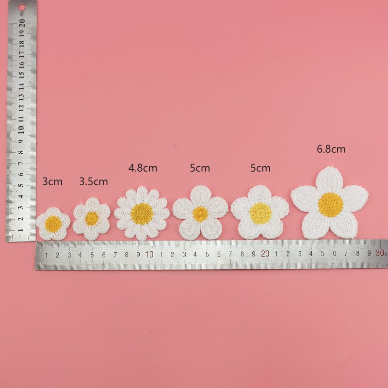 Different sizes of crochet daisy appliques handmade yarn flower embroidery patches for DIY clothing