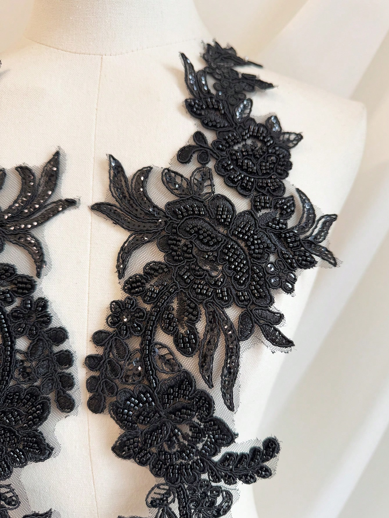 Symmetrical Black Beaded Floral Lace Applique Pair with Dense Beadwork & Floral Motifs - 图片 2