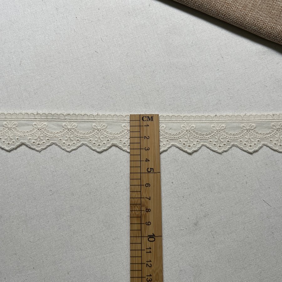 3.5cm decorative scalloped cotton embroidery lace for cuffs, collars, skirts, and home décor